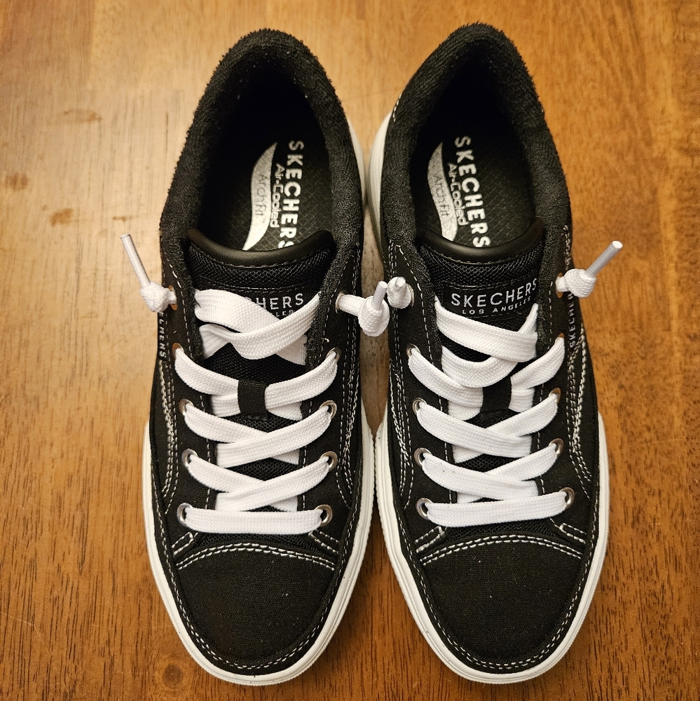 Womens Slip In Sketchers, Size 6